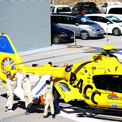 Crash: Hier wird Alonso abtransportiert