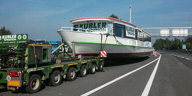 Riesenschiff durchquert &Ouml;sterreich