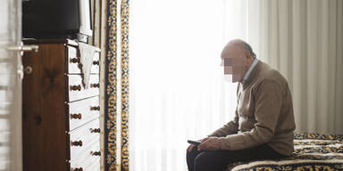 Mann lebte tagelang neben toter Ehefrau