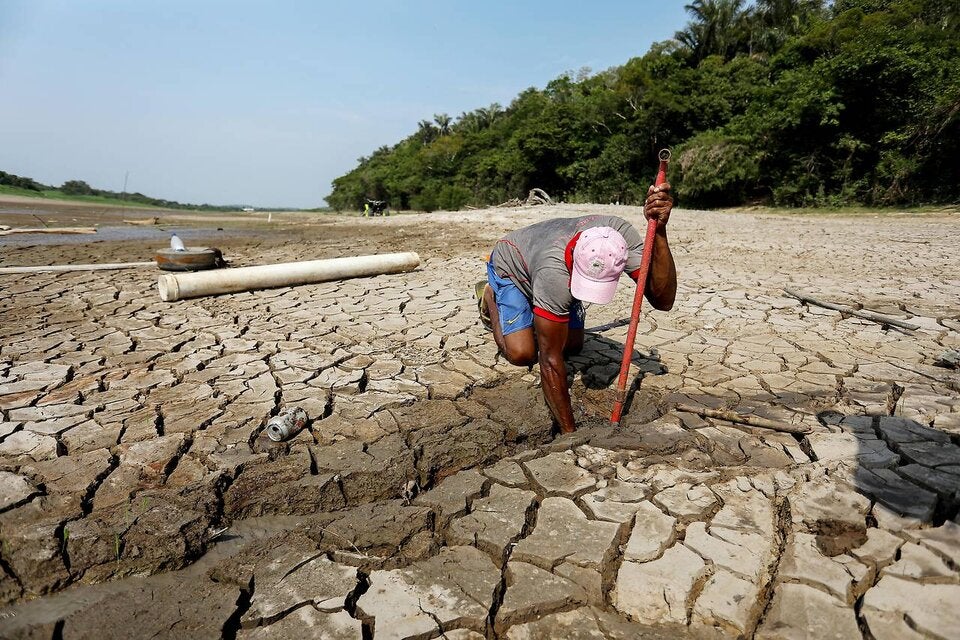 Am ausgetrockneten Lago do Puraquequara suchen Menschen nach Wasser – die Regierung schickt 300.000 Lebensmittelpakete.