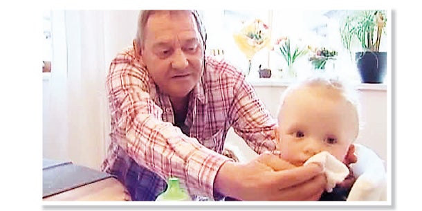 Ambros zeigt die Zwillinge