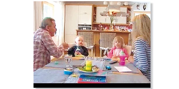 Ambros zeigt die Zwillinge