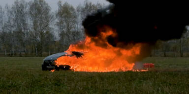 Verärgerter Kunde fackelt seinen 217.000-€-Mercedes ab