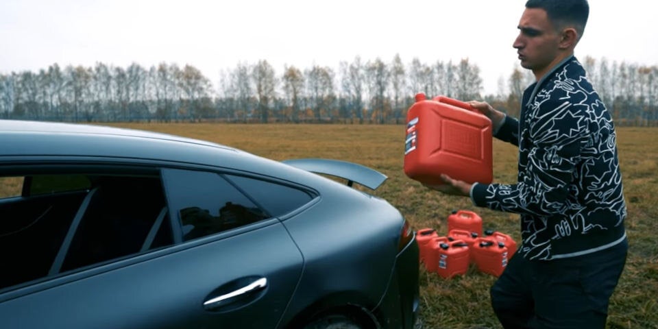 Verärgerter Kunde fackelt seinen 217.000-€-Mercedes ab
