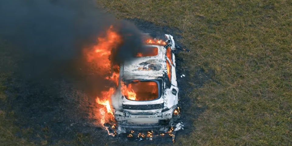 Verärgerter Kunde fackelt seinen 217.000-€-Mercedes ab