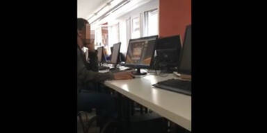 Wirbel: Hier zockt ein AMS-Teilnehmer Online-Spiele bei Schulung