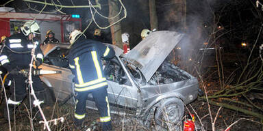 Anrainer retten Unfall-Lenker das Leben