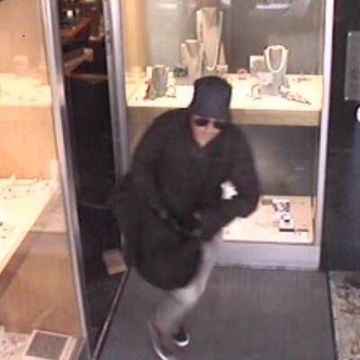 Axt-Überfall auf Juwelier: Polizei sucht diese Männer