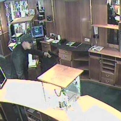 Axt-Überfall auf Juwelier: Polizei sucht diese Männer