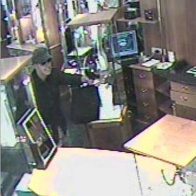 Axt-Überfall auf Juwelier: Polizei sucht diese Männer