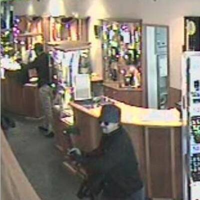Axt-Überfall auf Juwelier: Polizei sucht diese Männer