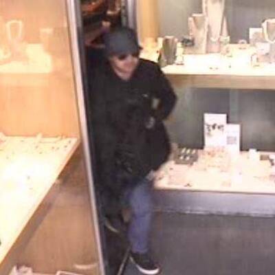Axt-Überfall auf Juwelier: Polizei sucht diese Männer