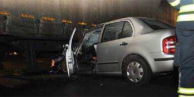 Auto kracht in Sattelzug - Frau (20) verletzt