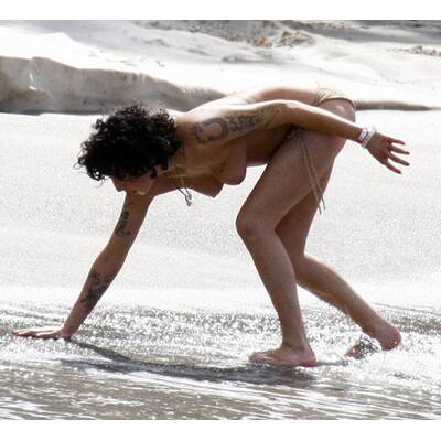 Amy im Urlaub: Oben ohne & ohne Drogen