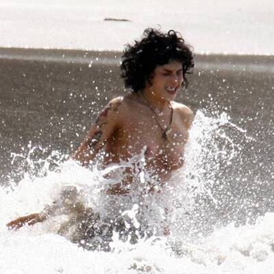 Amy im Urlaub: Oben ohne & ohne Drogen