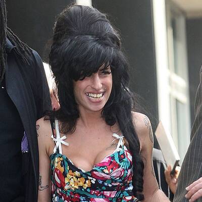 Amy Winehouse: Tiefes Dekolleté bei Gericht