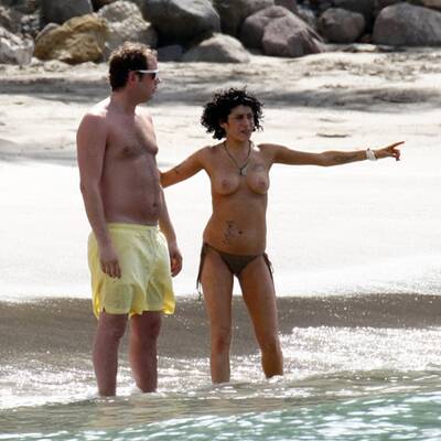 Amy im Urlaub: Oben ohne & ohne Drogen