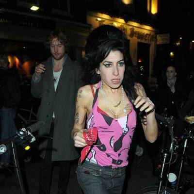 Schneekönigin Amy feiert mit Freunden