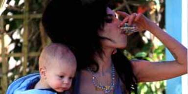 amy winehouse mit baby und schnaps