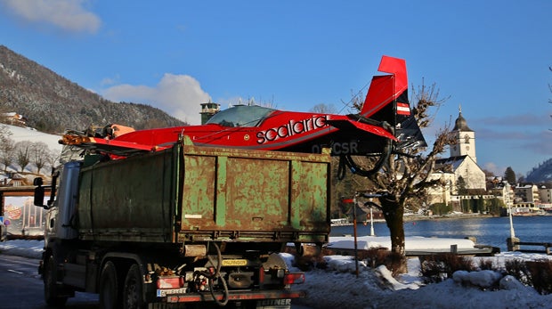 Kleinflugzeug kracht in Wolfgangsee: Video zeigt Absturz