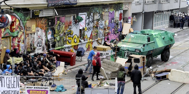 Räumung: Straßenschlacht um Punker-Haus