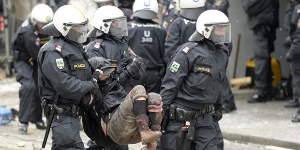 Räumung: Straßenschlacht um Punker-Haus