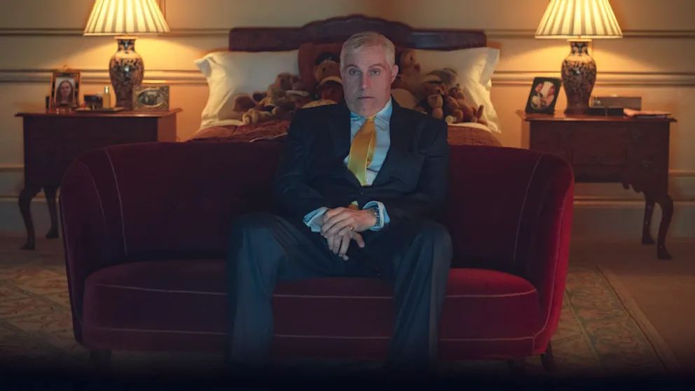 Schauspieler als Andrew vor Teddy-Sammlung