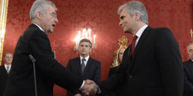 Faymann II startet mit Tränen