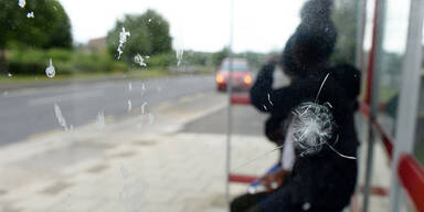 Frau an Bushaltestelle Kiefer gebrochen