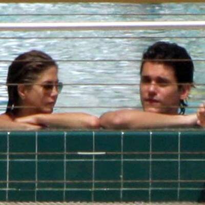 Jennifer Aniston badet im Liebesglück