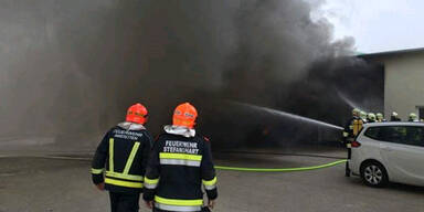 Großbrand in Herstellerfabrik mit Schaum gelöscht