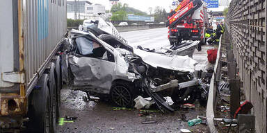 Frau überlebt diesen Horror-Crash!