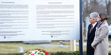 Johanna Mikl-Leitner, Werner Faymann vor Gedenkstätte am Zentralfriedhof