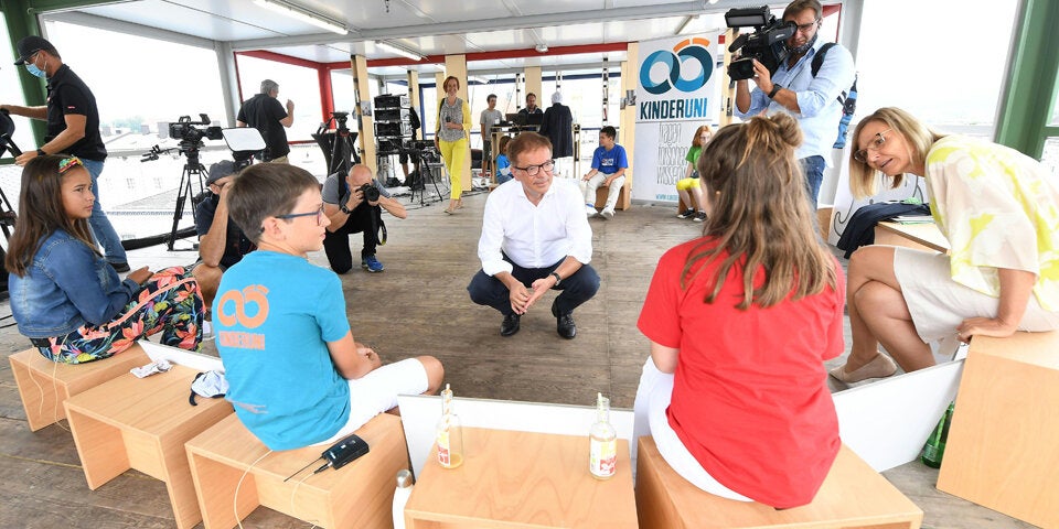 Anschober stellt sich kritischen Kinderfragen in Linz