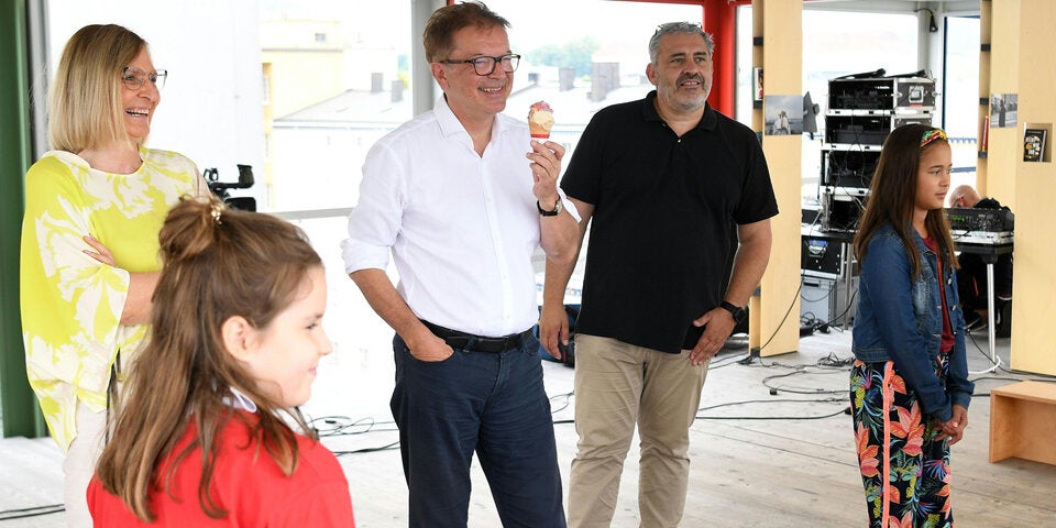 Anschober stellt sich kritischen Kinderfragen in Linz