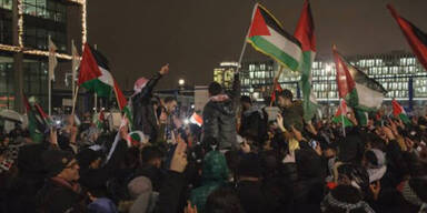 Redner wirbt mitten in Berlin für IS