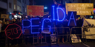 100.000 bei Anti- Pegida-Demos