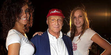 Yemisi Rieger (l.) aus Wien, Niki Lauda, Denise Soukup