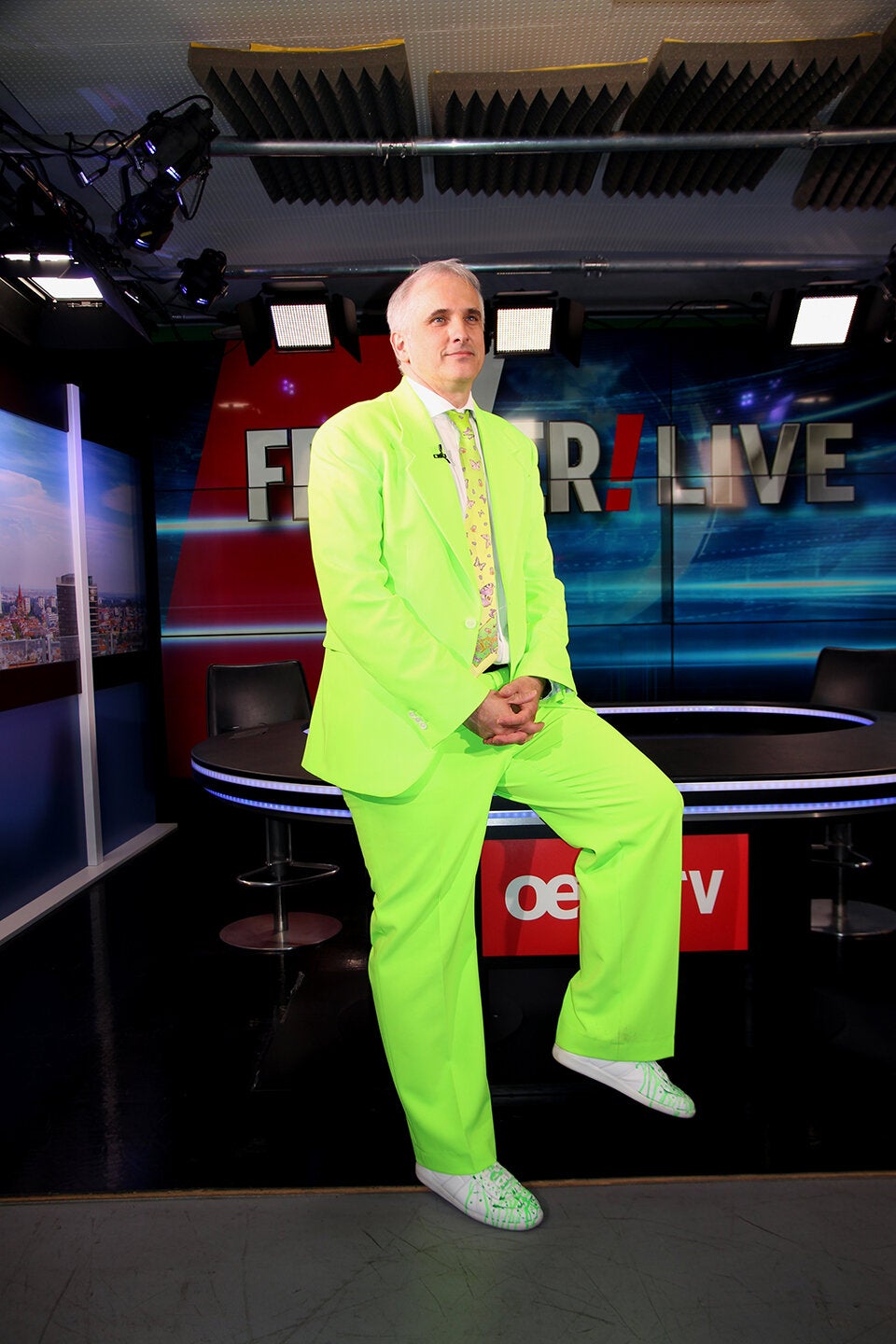 Netz lacht über neongrünen Anzug von Anwalt im Grasser-Prozess