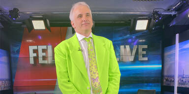 Netz lacht &uuml;ber neongr&uuml;nen Anzug von Anwalt im Grasser-Prozess