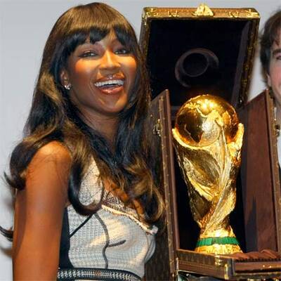 Der WM-Pokal reist in Louis Vuitton