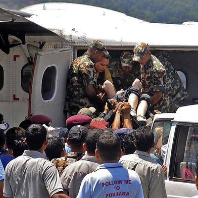 Soldaten bergen die Überlebenden