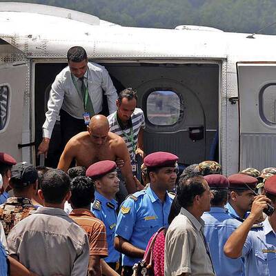 Soldaten bergen die Überlebenden