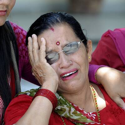 Soldaten bergen die Überlebenden