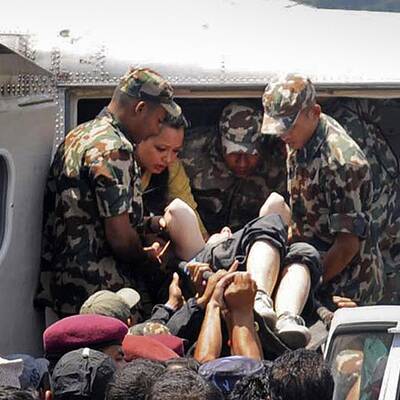 Soldaten bergen die Überlebenden