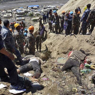 Soldaten bergen die Überlebenden