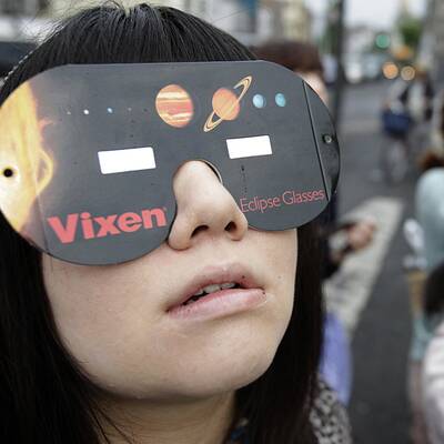 Spektakuläre Sonnenfinsternis in Asien & USA