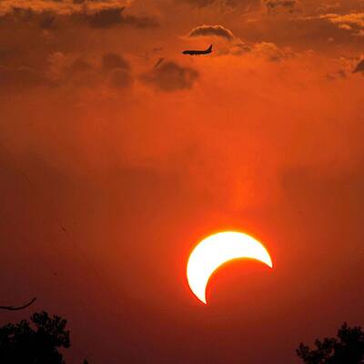 Spektakuläre Sonnenfinsternis in Asien & USA