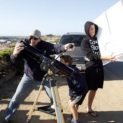 Spektakuläre Sonnenfinsternis in Asien & USA
