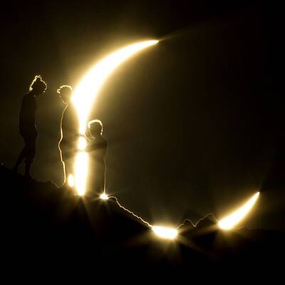 Spektakuläre Sonnenfinsternis in Asien & USA